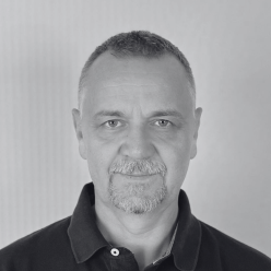 László	Szakál