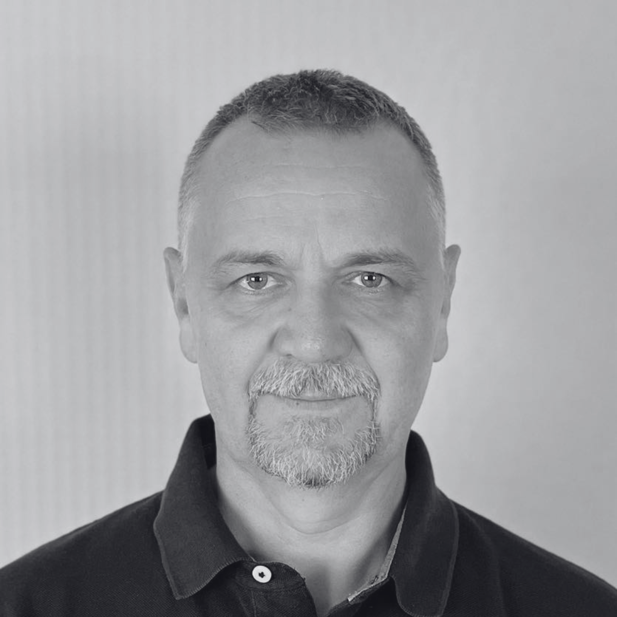 László	Szakál